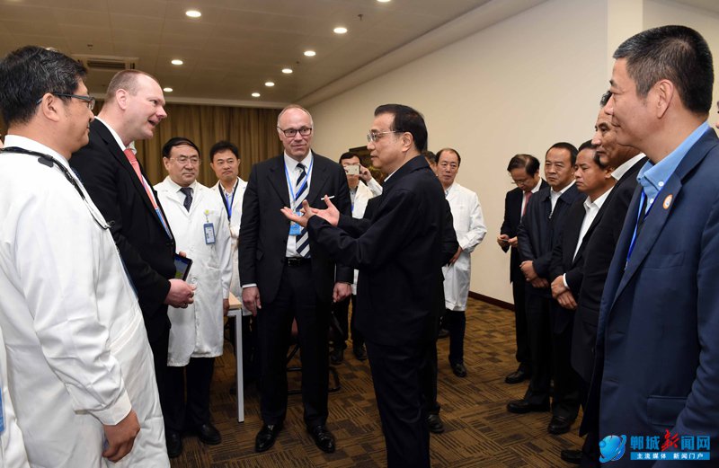 2016年3月22日至25日,在主持澜沧江-湄公河合作首次领导人会议和出席博鳌亚洲论坛2016年年会期间,中共中央政治局常委、国务院总理李克强在海南三亚、琼海考察。这是3月25日,李克强在博鳌乐城国际医疗旅游先行区考察规划建设及建成项目运行情况时,同中外医疗专家亲切交谈。 2016年3月22日至25日,在主持澜沧江-湄公河合作首次领导人会议和出席博鳌亚洲论坛2016年年会期间,中共中央政治局常委、国务院总理李克强在海南三亚、琼海考察。这是3月25日,李克强在博鳌乐城国际医疗旅游先行区考察规划建设及建成项目运行情况时,同中外医疗专家亲切交谈。