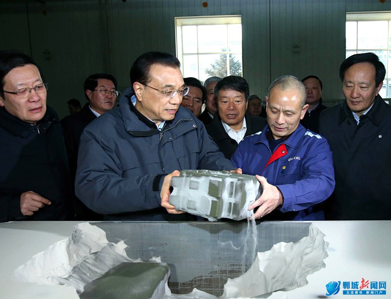 2016年2月1日至2日,春节前夕,中共中央政治局常委、国务院总理李克强在宁夏固原、银川考察,代表党中央、国务院向各族人民送上新春祝福。这是2月2日,李克强在共享装备公司了解3D打印产品。 2016年2月1日至2日,春节前夕,中共中央政治局常委、国务院总理李克强在宁夏固原、银川考察,代表党中央、国务院向各族人民送上新春祝福。这是2月2日,李克强在共享装备公司了解3D打印产品。