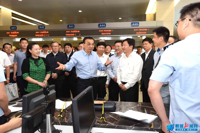 2016年5月23日至24日,中共中央政治局常委、国务院总理李克强在湖北考察。这是5月23日,李克强在十堰市民服务中心询问“放管服”改革落实情况。 2016年5月23日至24日,中共中央政治局常委、国务院总理李克强在湖北考察。这是5月23日,李克强在十堰市民服务中心询问“放管服”改革落实情况。