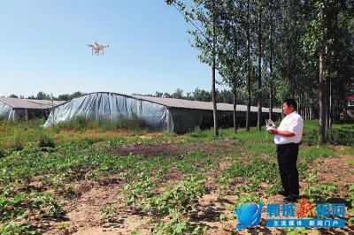 “河南80后最潮村支书”代玉建用无人机航拍庄稼耕种